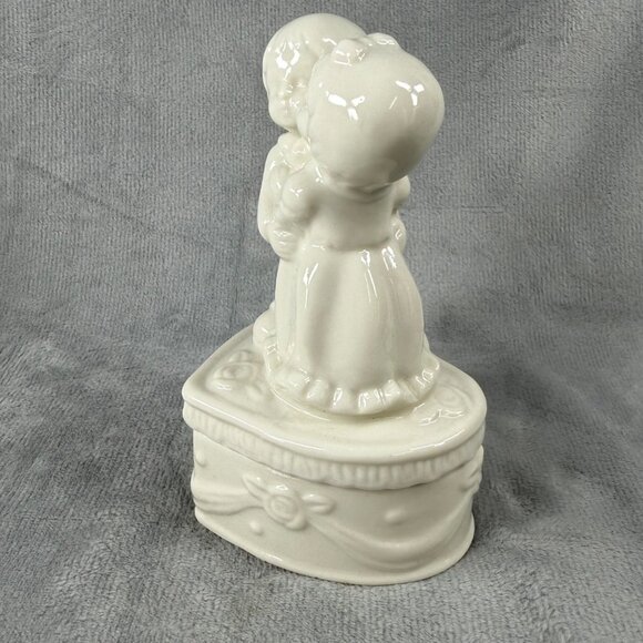 Bride Groom Boy Girl Couple Kissing Trinket Box White Heart Design Base - Picture 3 of 14